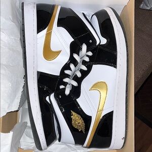 Jordan 1 Mid 🔥🔥Black and White & Gold